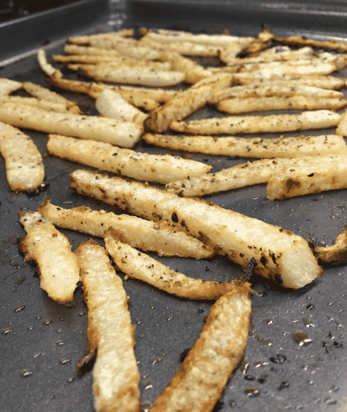 Healthy french fry recipe. These are low carb, low fat, and low calorie french fries. You totally have to try these! #HealthyRecipe