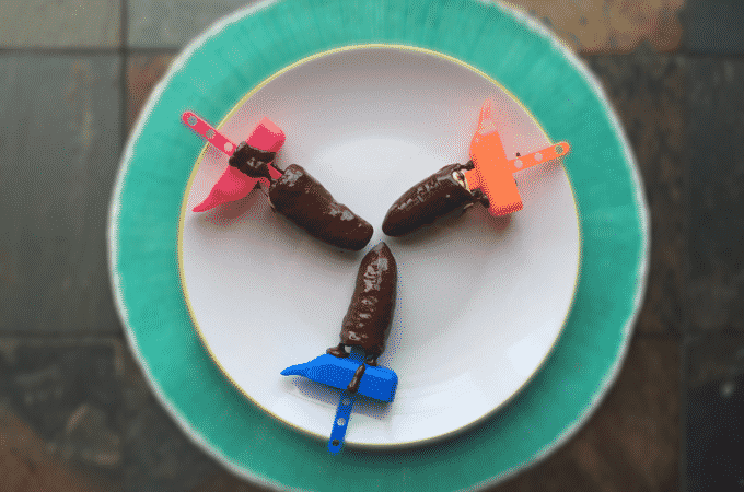 How to make healthy, low carb, chocolate covered bananas. This recipe is super SIMPLE and PACKED with protein! The Diet Chef #ChocolateCoveredBananas #WeightWatchers