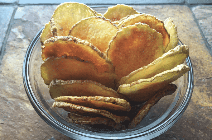 The HEALTHIEST potato chip recipe EVER created. These are the best low calorie, low fat potato chips I've ever had. Only 3 Weight Watcher Points Plus #healthypotatochips #WeightWatchers