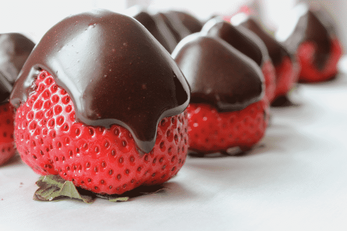 You HAVE TO TRY these healthy chocolate covered strawberries. I never thought chocolate covered strawberries could be HEALTHY, but they can! The Diet Chef #ChocolateCoveredStrawberries #WeightWatchers