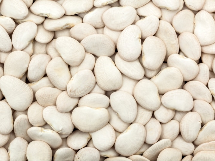 A bunch of lima beans.